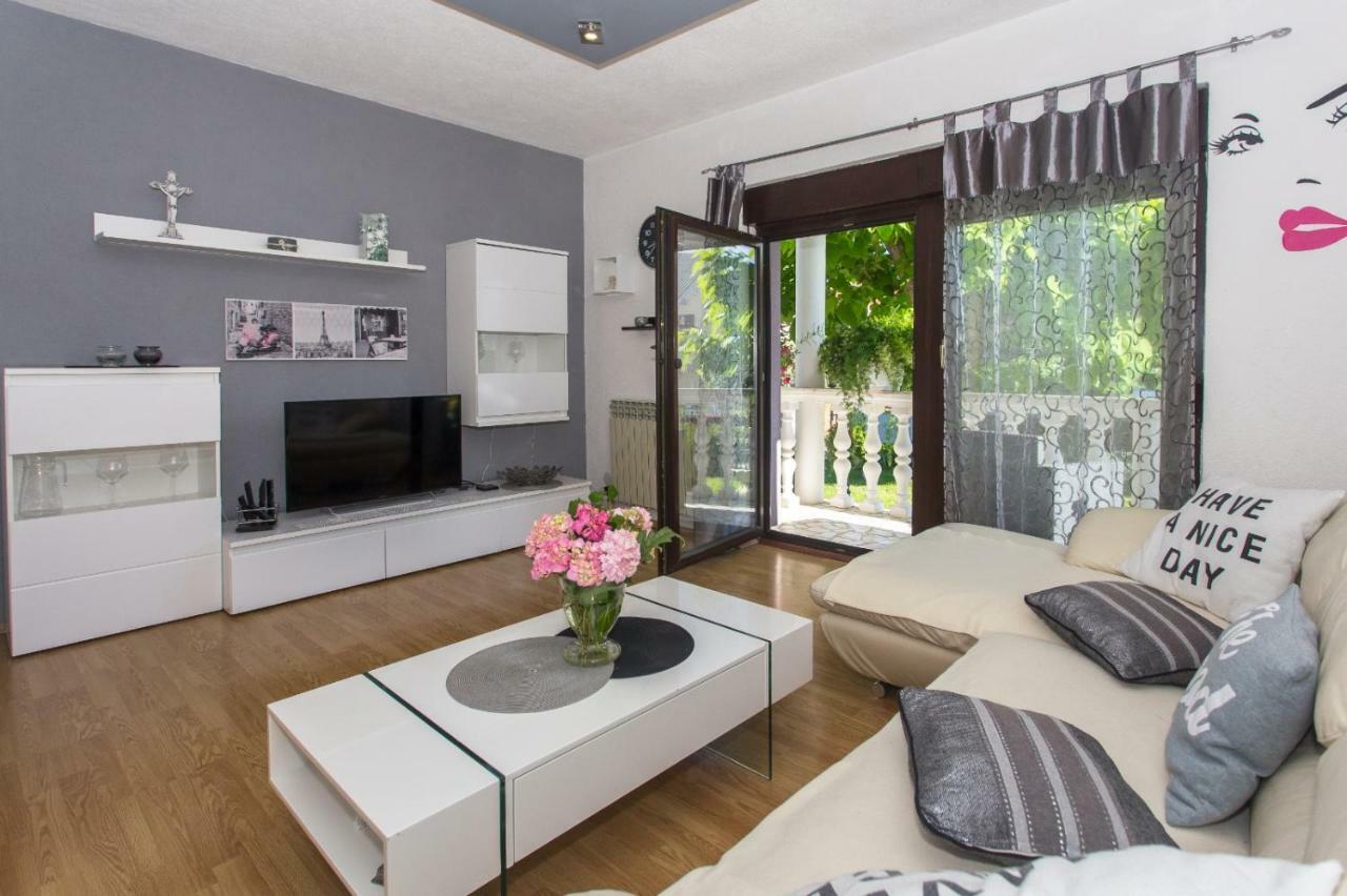 Apartmani Luis Kaštela Exterior foto