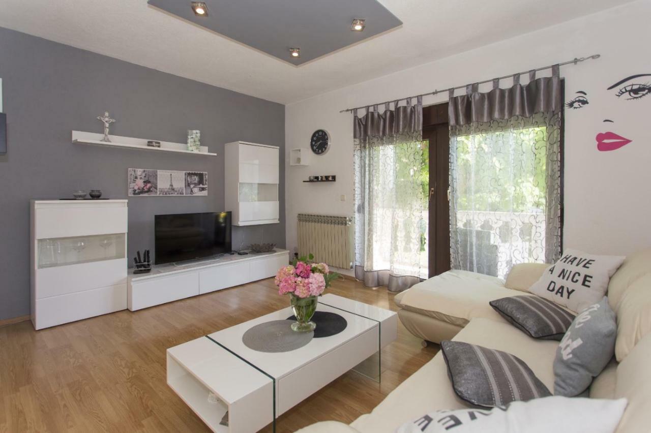 Apartmani Luis Kaštela Exterior foto